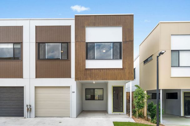 For Lease: Low-Maintenance Townhome in a Convenient Raceview Location! - Photo 1