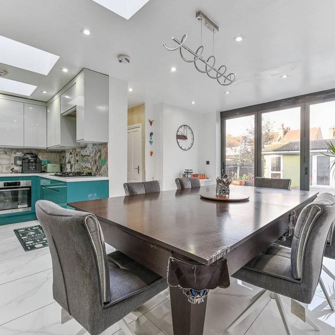 4 bedroom semi-detached house to rent - Photo 1