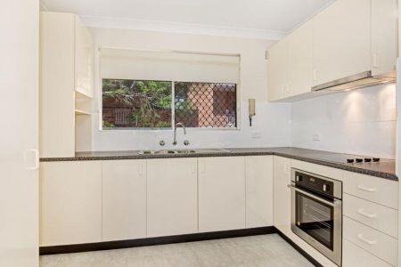 Ground Floor Apartment in Prime Location - Photo 2