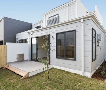Brand-new townhouse with easy-care allure - Photo 4