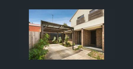 Modern Two-Bedroom Townhouse in a Prime Oak Park Location - Photo 3