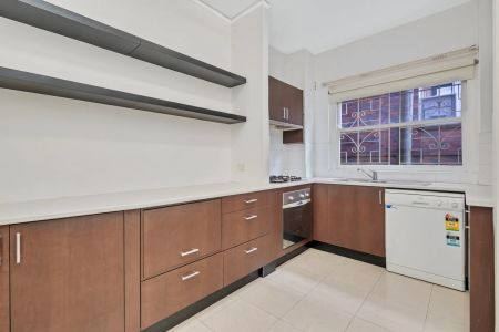 Art Deco appeal with modern touches - Photo 3