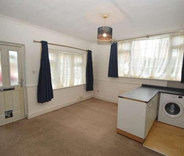 Addlestone, KT15 - Photo 3