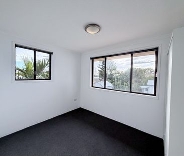 Top-Floor Apartment Opposite the Broadwater – Freshly Updated & Rea... - Photo 3