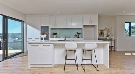 Large family home with pergola deck - Photo 5