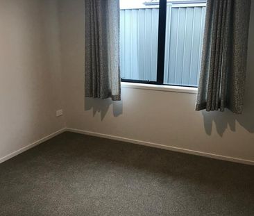 NEARLY NEW, SPACIOUS, MODERN FAMILY HOME SITTING PRETTY IN THE LAKES. - Photo 3