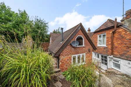 Petworth Road, Haslemere - 1 bedroomProperty for lettings - Seymours - Photo 4