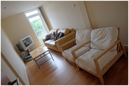 Modern 5 Bed Apartment with Free Internet - Photo 2