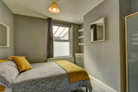 1 bedroom in a house share to rent - Photo 2