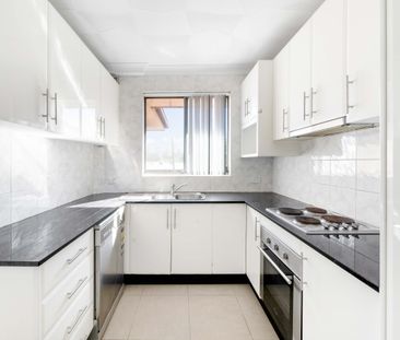 Modern Two Bedroom Apartment, Moments To The Shops, Transport And S... - Photo 2