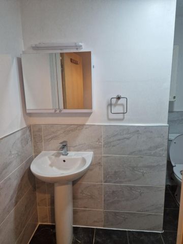 3 bedroom flat to rent - Photo 5