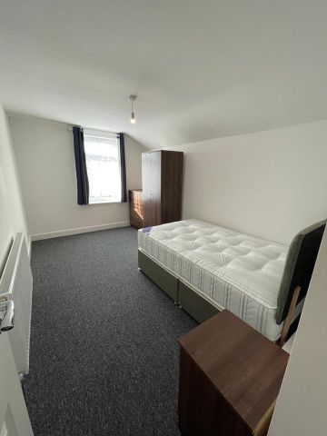 1 Bed Flat, Pitcroft Avenue, RG6 - Photo 4