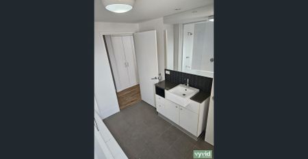 Large Beautiful Executive Apartment with Sweeping Harbour vista - Photo 5