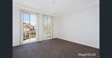 Spacious Two-Storey Townhouse in Quiet, Convenient Location - Photo 3