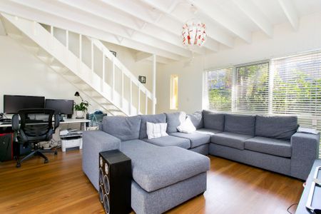 City Fringe 2 bedroom townhouse in well maintained garden setting - Photo 2