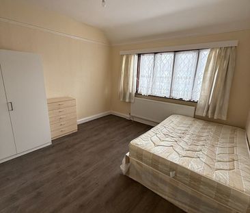 4 Bed Semi-Detached House, St. Johns Road, IG2 - Photo 5