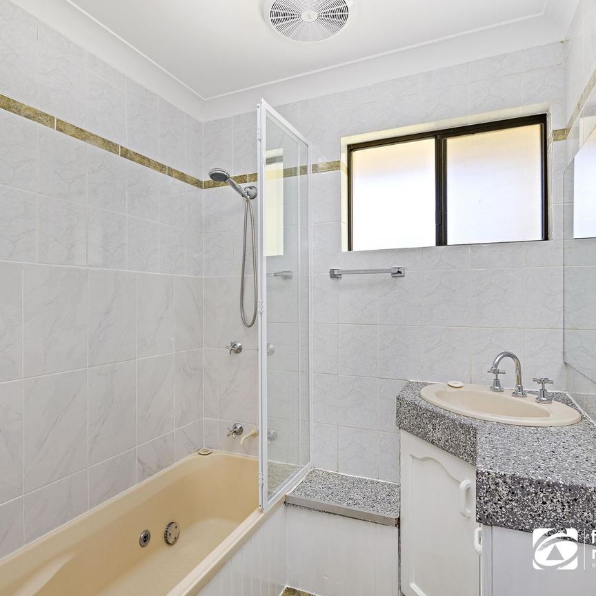 LARGE FAMILY HOME IN THORNLANDS . NB RENT INCREASING TO $870 PER WEEK TWO MONTHS AFTER COMMENCEMENT OF LEASE - Photo 1