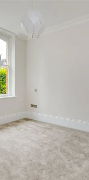 3 bedroom flat in London - Photo 1