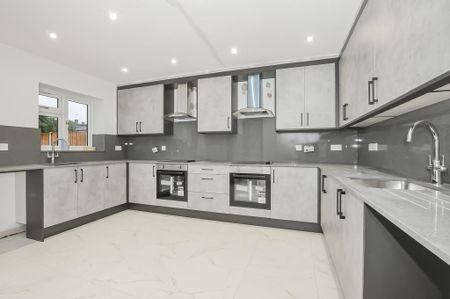 5 bedroom semi-detached bungalow to rent - Photo 5