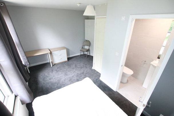 6 Bed Terraced House, Palmer Park Avenue, RG6 - Photo 1