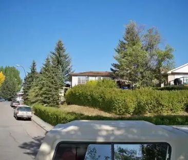 3 bedrooms top of the hill Panoramic VIEW | 5244-23rd Ave N.W, Calgary - Photo 1