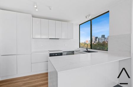 Modern 1-Bedroom Apartment with Stunning Sydney Skyline Views – Newly Renovated! - Photo 3
