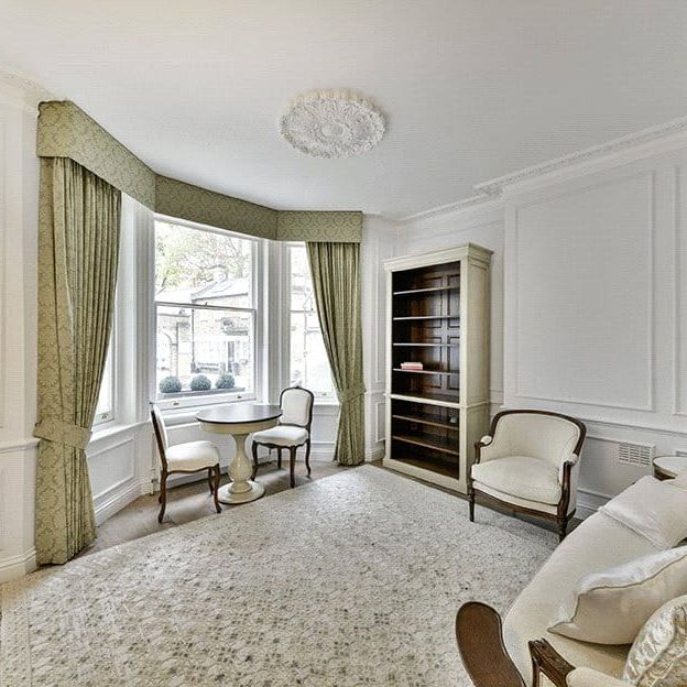 Here is a gorgeous two-bedroom two-bathroom raised ground floor lateral apartment right in the heart of Chelsea, tucked away between the ever-popular King's Road and Fulham Road, SW3, and Hyde Park and the River Thames. EPC rating: C - Photo 1