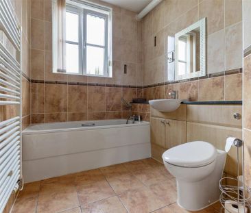 3 bedroom flat to rent - Photo 6