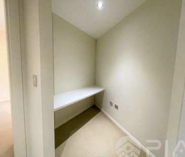 Stylish & Bright One Bedroom plus Study Apartment - Photo 5