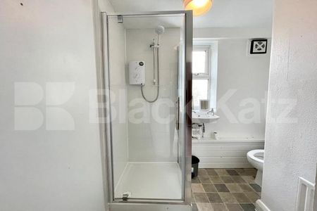 recently redecorated three double bedroomed apartment is set on the second floo - Photo 5