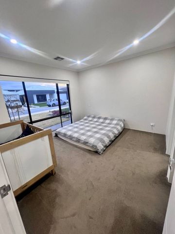 Modern Newly Built Family Home with Space, Style & Comfort — Available from 5th August - Photo 3