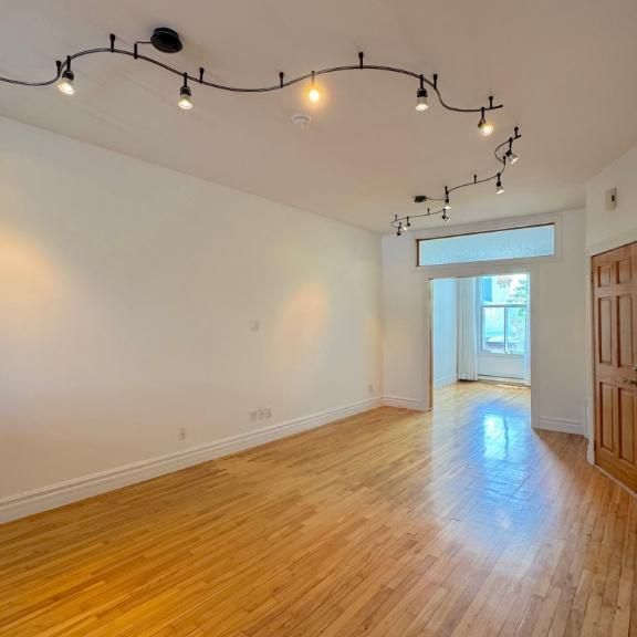 SUPER BEL APPARTEMENT RÉNOVÉ STYLE LOFT DANS LE SECTEUR DE ROSEMONT, DISPONIBLE MAINTENANT - SEMI MEUBLÉ. - Photo 1