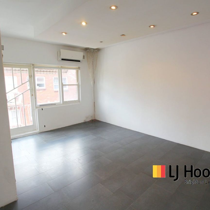 BRIGHT & AIRY TOP FLOOR ONE-BEDROOM APARTMENT! - Photo 1