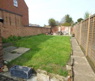 2 bedroom end of terrace house to rent - Photo 4