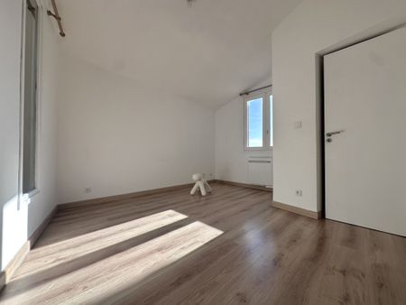 Location Maison 4 pièces 105m² CHANONAT 63450 - Photo 2