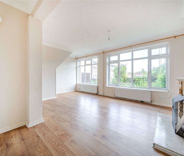 Four Bedroom end-of-terrace house with driveway and garage. - Photo 2