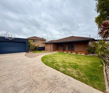 Spacious Home with Double Garage - Photo 3