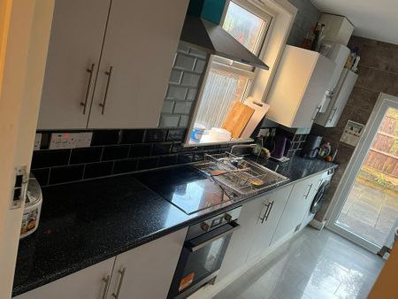 1 bedroom in a house share to rent - Photo 5