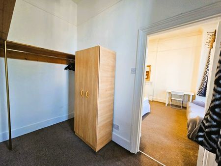 Room in a Shared House, Fairlop Road, E11 - Photo 2
