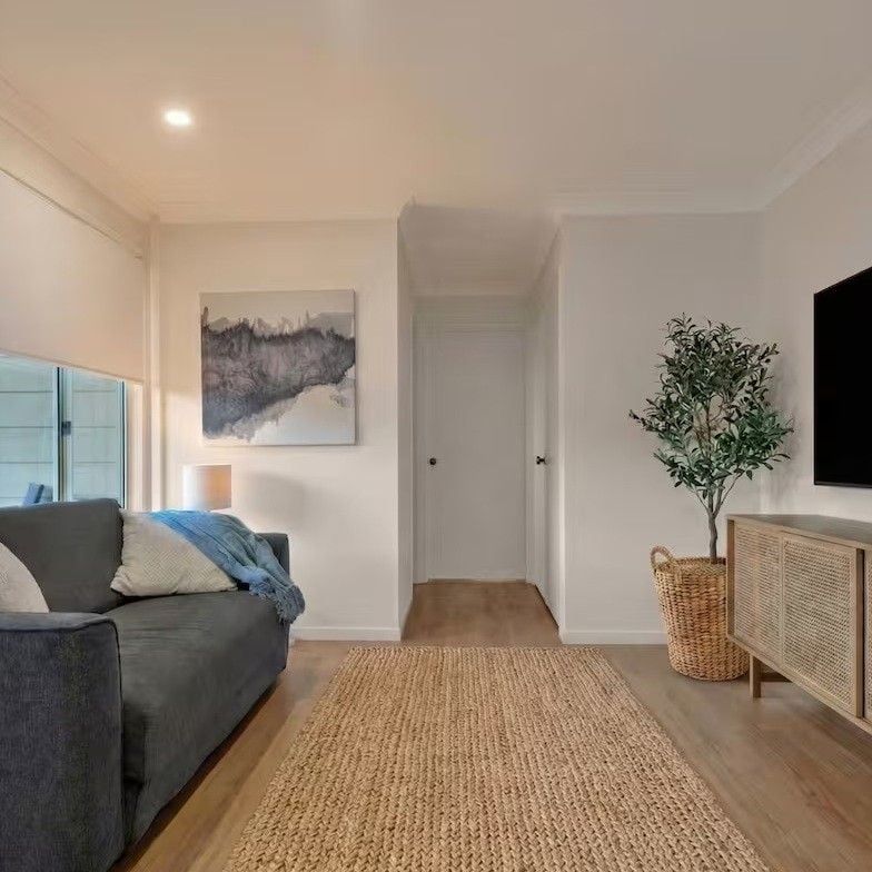 Stylish Ground-Floor Coastal Retreat – Walk to Copacabana Beach - Photo 1