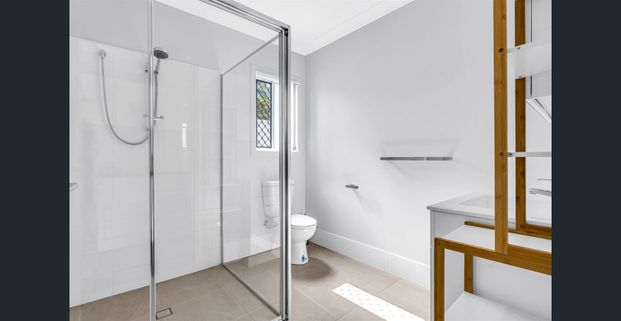 NEAR NEW WYNNUM WEST STUDIO UNIT - Photo 1