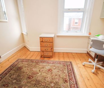 Student House, Winton - Photo 6