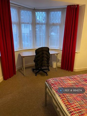 1 bedroom in a house share to rent - Photo 4