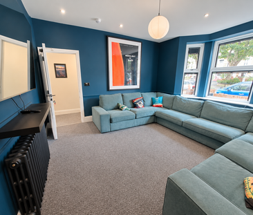 Stylish shared home, central in Scarborough Room 8 - Photo 1