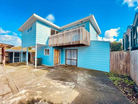 Spacious 5BR Avondale Retreat w/ Balcony - Photo 4