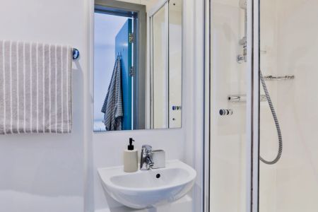 Classic Smaller 2 Bed Apartment - Shared Bathroom - Photo 4