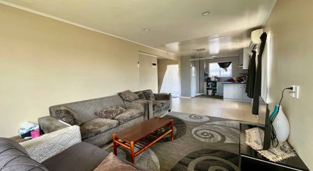 Ideal Family Living with Versatile Options! - Photo 3