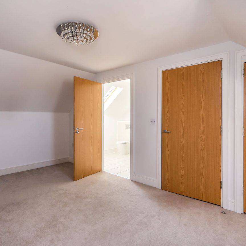 3 bedroom mid-terrace to rent Longley Road, Chichester, PO19 - Photo 1