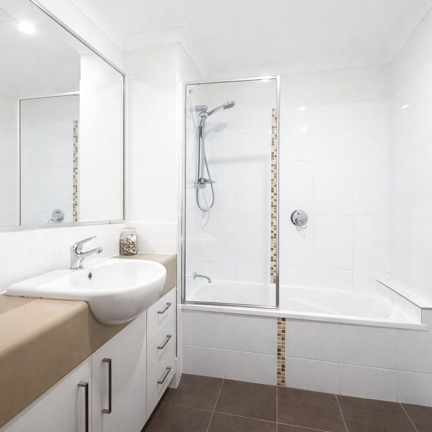 Spacious and Modern Townhouse! - Photo 1