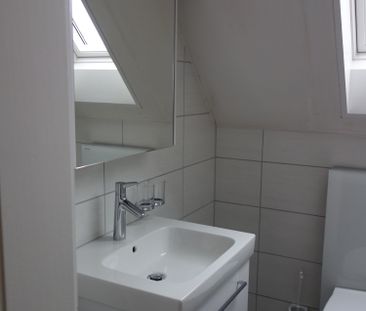 zentrale 2½ Zimmer-Dachwohnung, moderne Küche und Bad - Photo 4